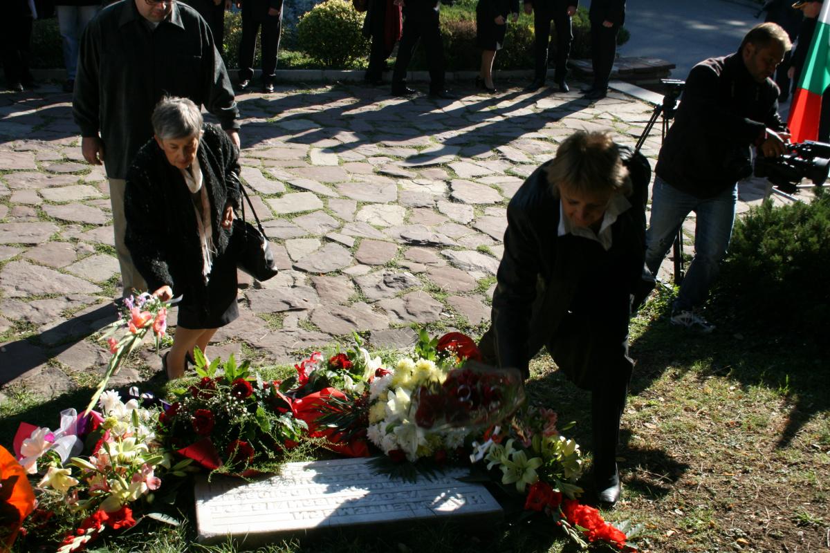 Ръководството на РИМ - Стара Загора почете празника като се включи в тържественото поднасяне на цветя на мраморната плоча с надпис за полагането на първия камък за възстановяването на града в днешния парк "5-ти октомври".